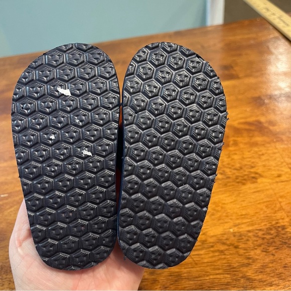 Boys blue orange yellow shark flip-flop sandals size 5-6 - Picture 3 of 4